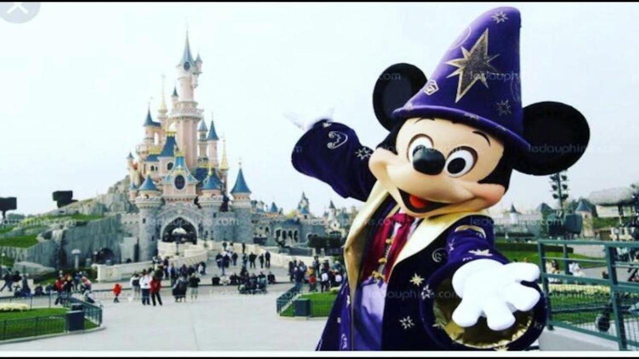 A 1 Kilometre De Disneyland Paris